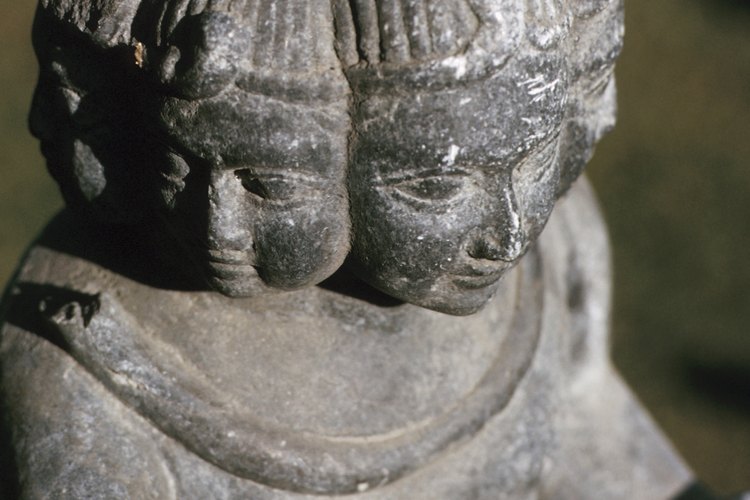 Las esculturas hinduistas suelen mostrar a los dioses con múltiples caras.