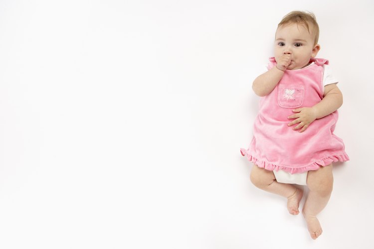 Hoy en día, la ropa rosada define a un bebé como niña.