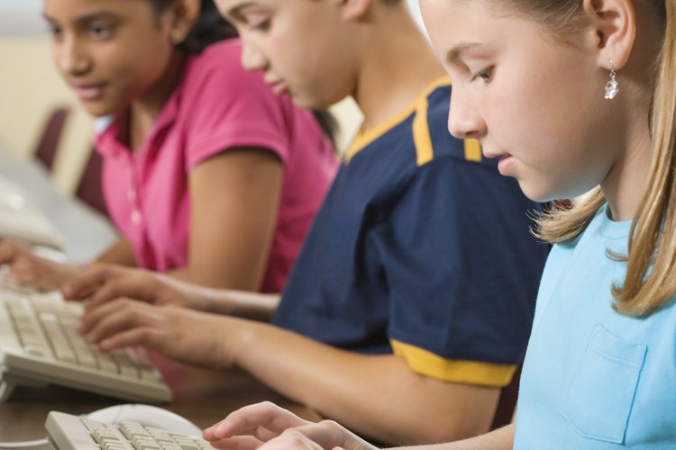 Los niños en estaciones de computadoras