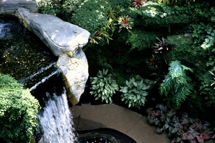 Las fuentes de rocas agregan serenidad y frescura al jardín.