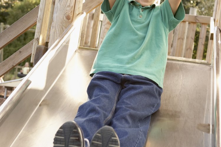 Construye un tobogán para tu patio trasero para proporcionar horas de diversión a los niños.
