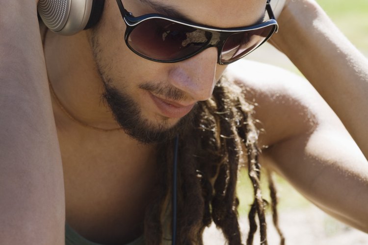 Atar un turbante rasta es una forma estilizada de mostrar tus rastas.