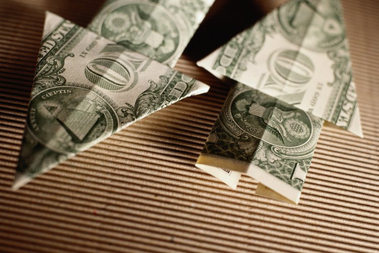 Cuando hay menos dinero en circulación, la escasez del dólar hace que se vuelva más valioso.
