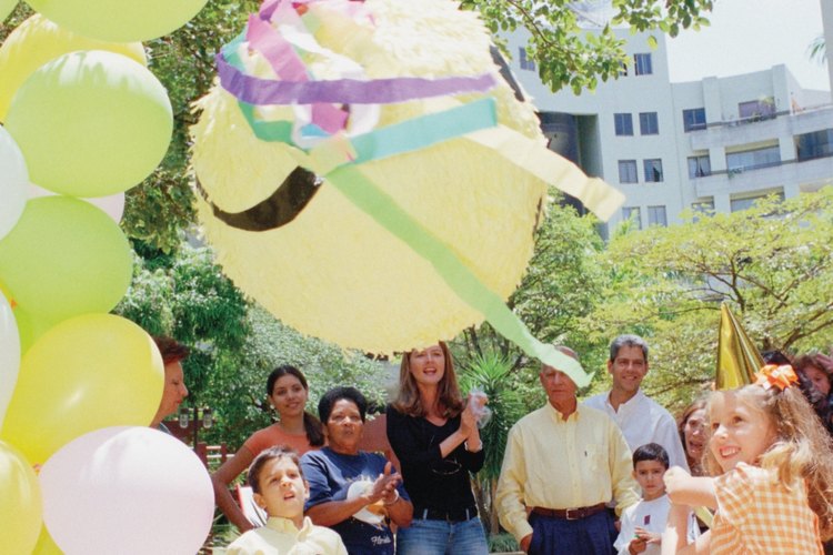 Deja que las niñas disfruten la piñata.
