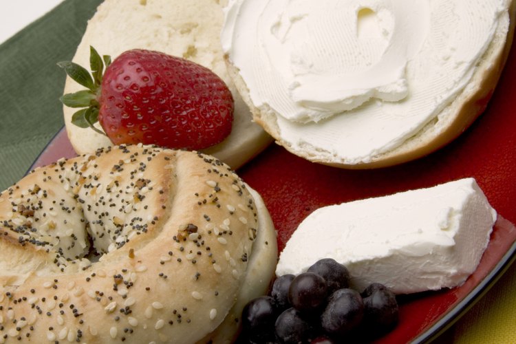 El queso crema se utiliza para untar y se incorpora a diversas recetas.