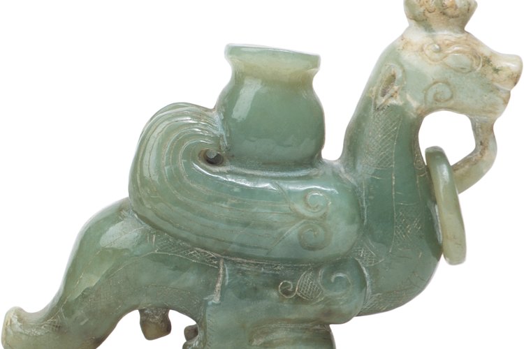 El jade se utiliza en piezas ornamentales y joyería.