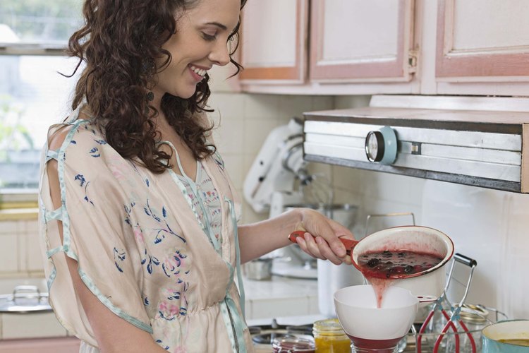 Cuando se los preserva de la manera correcta, los alimentos enlatados en casa pueden durar hasta un año a temperatura ambiente.