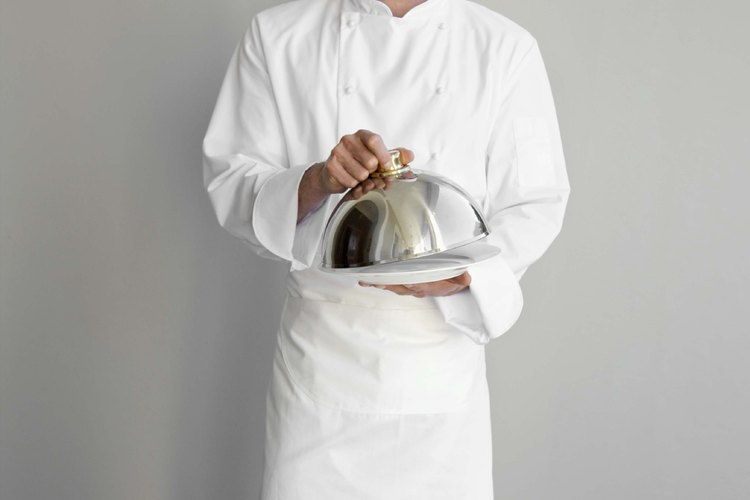 Mantén una imagen profesional como cocinero usando la ropa adecuada.
