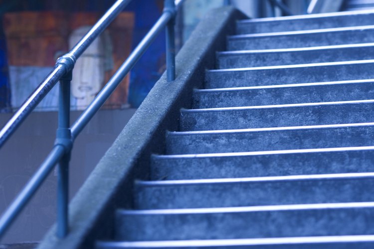 La profundidad mínima de los peldaños es sólo una de las normas estándar que deben seguirse para que se pueda utilizar la escalera.