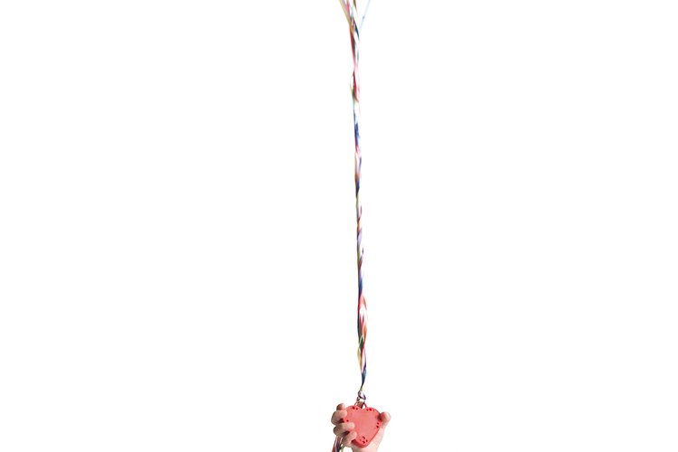 Llena el cubículo con globos para el cumpleaños de tu colega.