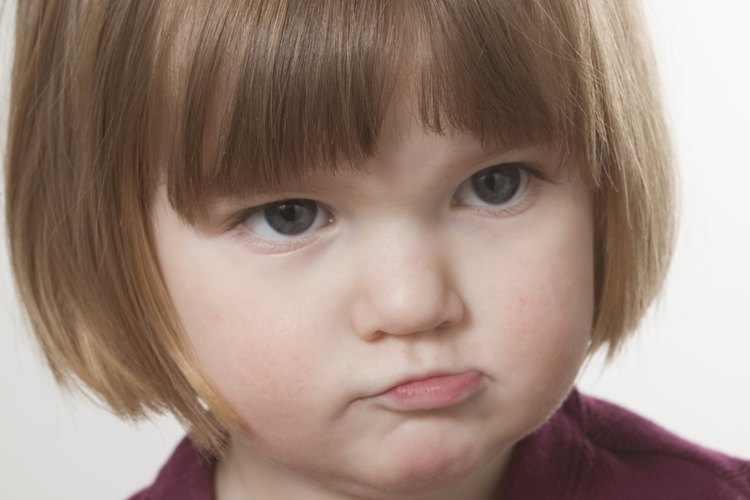 Un niño puede responder de manera agresiva si se siente enojado.