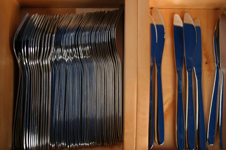 Realiza tus propios divisores de cubiertos para organizar los cajones de la cocina.