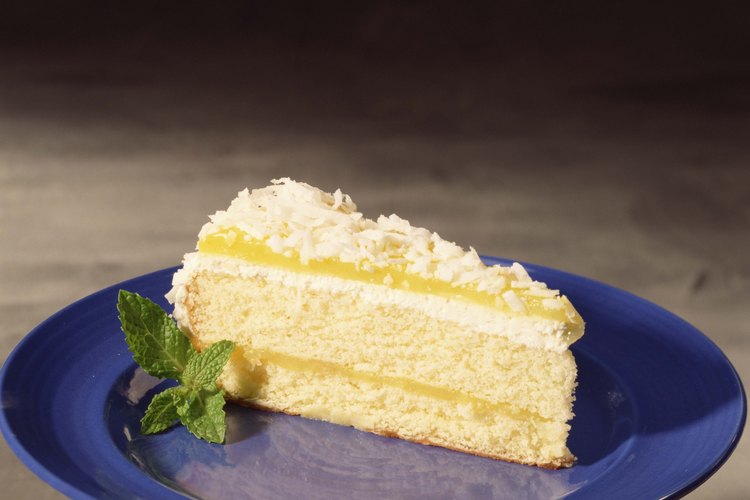 Esta rápida y simple mezcla de pastel ayuda a crear un delicioso postre de atractiva apariencia.