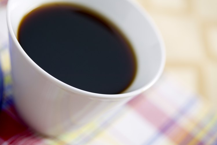 Si bebes café con frecuencia, no le agregues crema ni azúcar para ahorrarte algunas calorías.