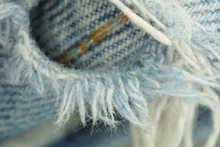 Los bordes deshilachados alrededor de las rodillas rasgadas de los pantalones vaqueros están de moda otra vez.