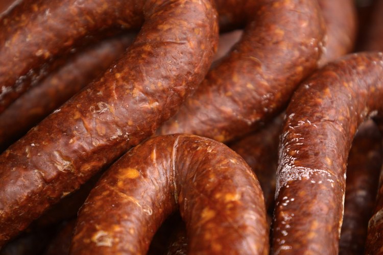 El chorizo de ahúma y se seca.