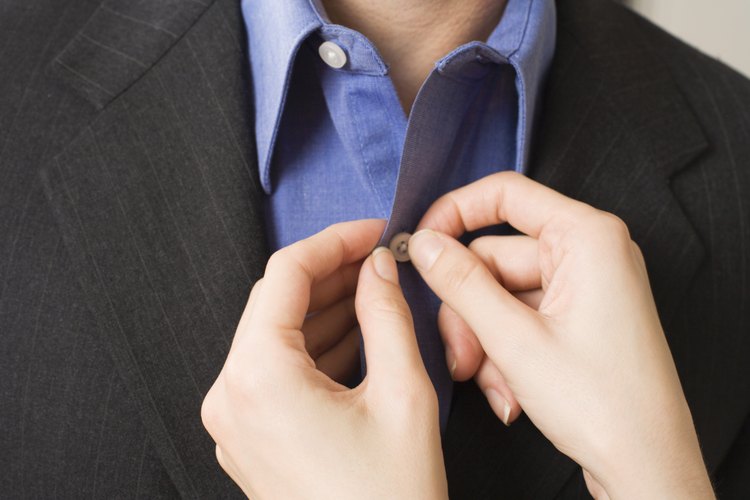 Remueve las arrugas de una camisa de vestir con un vaporizador de ropa.
