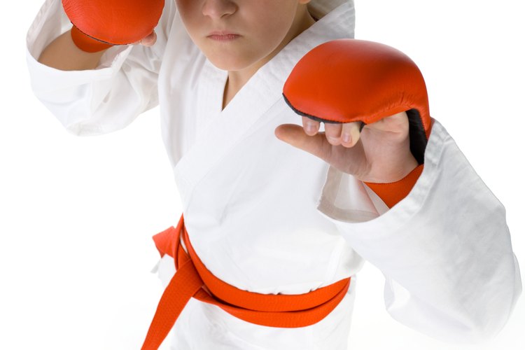 Envíalo a clases de karate para que crezca y aprenda.