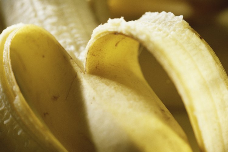 Rociar las rodajas de plátano con zumo de cítricos es sólo una manera de evitar que se oxiden en un pastel.