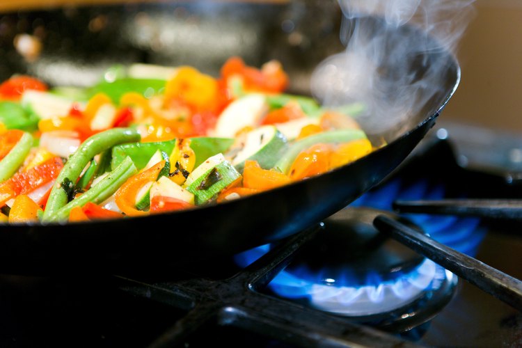 Añadir especias y hierbas a tus verduras puede hacer que las disfrutes más.