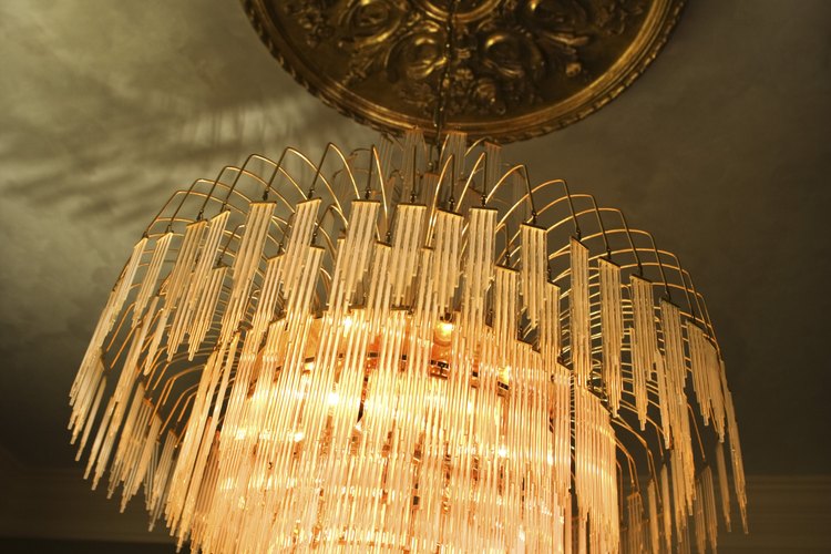 Darle a un candelabro brillante un teñido mate oscuro para modernizarlo.