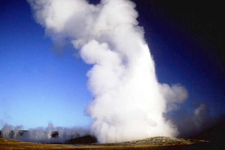 El conveniente acceso de KOA a Old Faithful se encuentra en la entrada oeste del parque.
