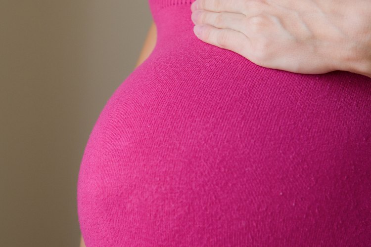 Las blusas ajustadas pueden dejar en claro que eres pequeña y embarazada, no sólo gorda.