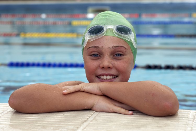 Las gorras y las gafas son requisito en los equipos de natación, y deben ajustarse perfectamente.