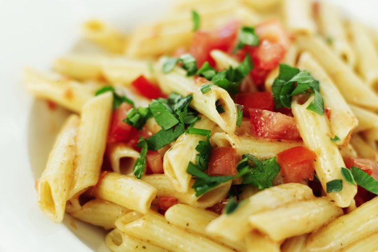 Un plato con macarrones