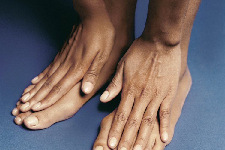 Las uñas del pie son naturalmente de color claro, pero la sangre atrapada o los hongos causan uñas negras.