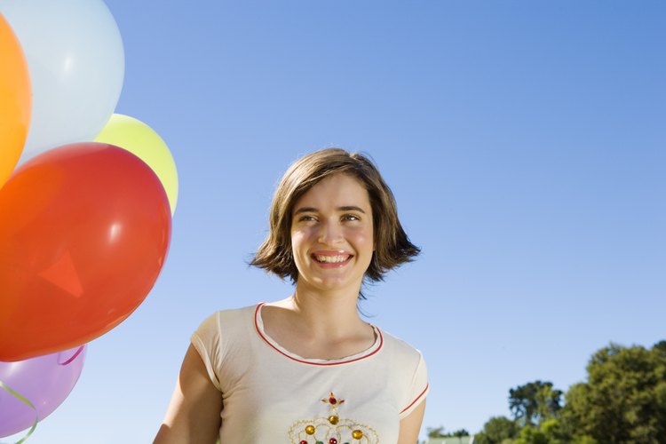 Una joven prepara blancos de globo.