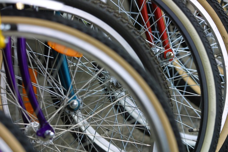 Las ruedas estándar para bicicleta de 20 pulgadas (50 cm) funcionan bien para los carritos de venta.