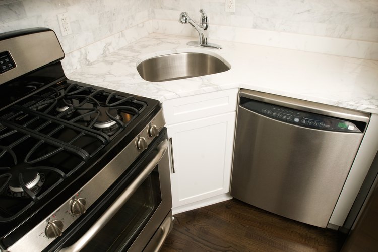 Instalar un lavavajillas Frigidaire requiere de ciertas habilidades básicas de plomería.