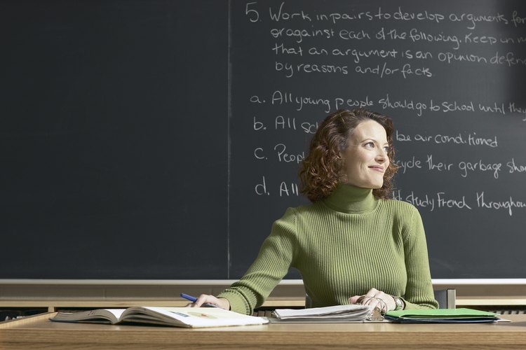 Los graduados de filosofía tienen opciones para trabajar en campos como la educación.