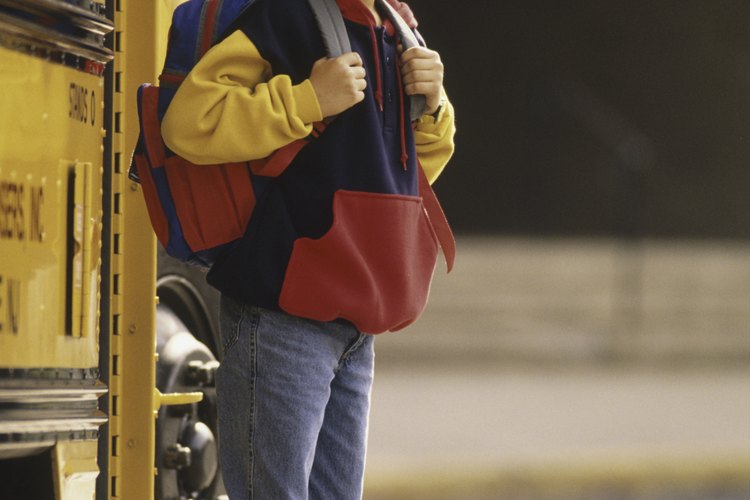 Enseña a tu hijo a no caminar detrás de un autobús.