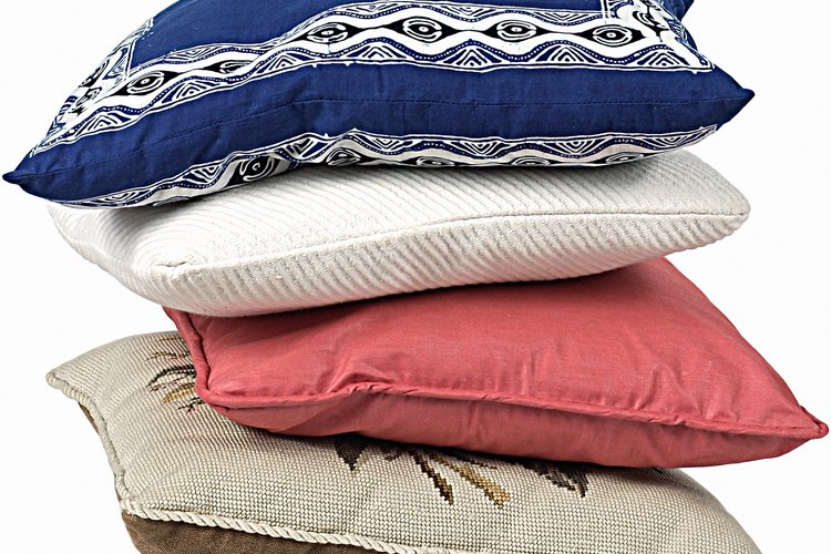 Haz cojines de diferentes telas para lograr un aspecto bohemio.