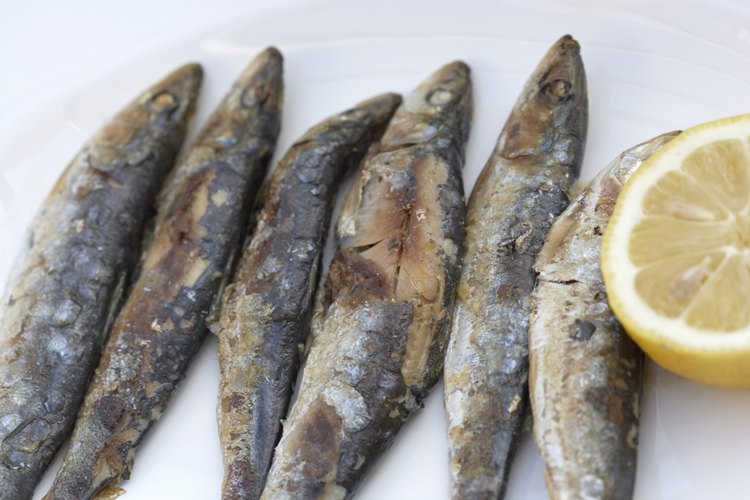 Aunque puedes preparar el pescado dejando la cabeza, es más común y limpio quitarla antes de servirlo.