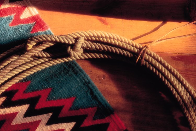 Las mantas navajo, las espuelas y las tachuelas son accesorios para la decoración de vaquero.