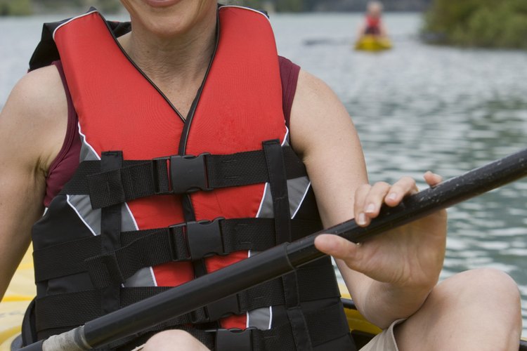 Los campistas pueden hacer kayakismo en un lago subalpino de Colorado.