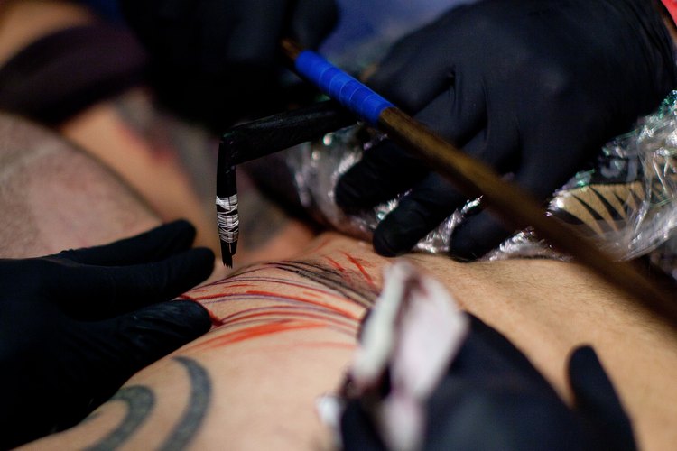 Algunos pasajes de la Biblia prohíben los tatuajes, ya que eran símbolos de los rituales paganos de la época.