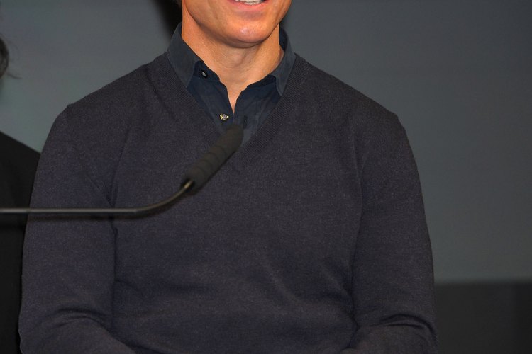 Tom Cruise lleva un jersey azul marino en la conferencia de prensa