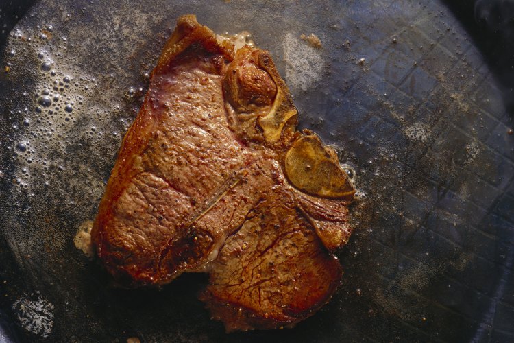 La carne francesa es salteada en mantequilla y saborizada con pimienta.