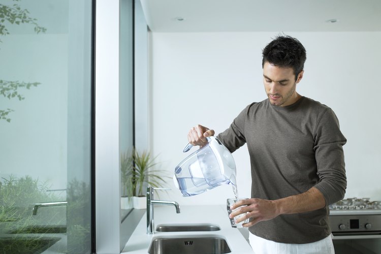 Obtener el filtro de agua correcto puede eliminar la necesidad del agua embotellada.