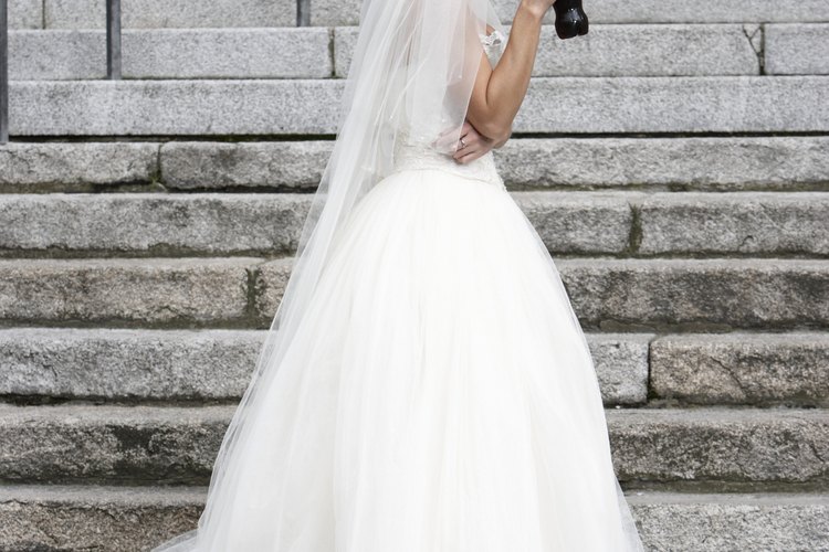 El tul se utiliza a menudo en los vestidos de novia para ayudarles a hacer puf hacia el exterior.