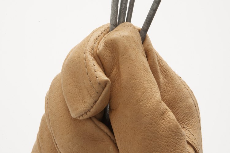 Después de poner una tabla machihembrada en una cama de adhesivos de panel para la construcción en el techo, puedes finalmente clavar las tablas en su lugar.
