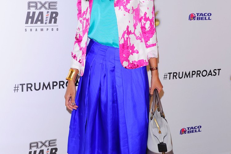 Rachel Roy combina su falda larga con zapatos sencillos de talones abiertos.