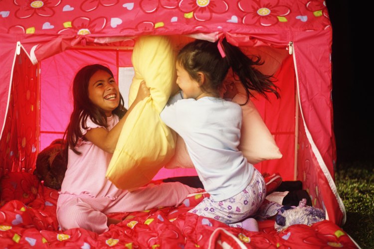 Hacer un campamento en el patio trasero puede ser divertido para familias o grupos grandes.
