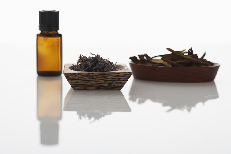Una vez que te acostumbres a hacer tu propio champú para bebés, puedes comenzar a experimentar agregando té de manzanilla.