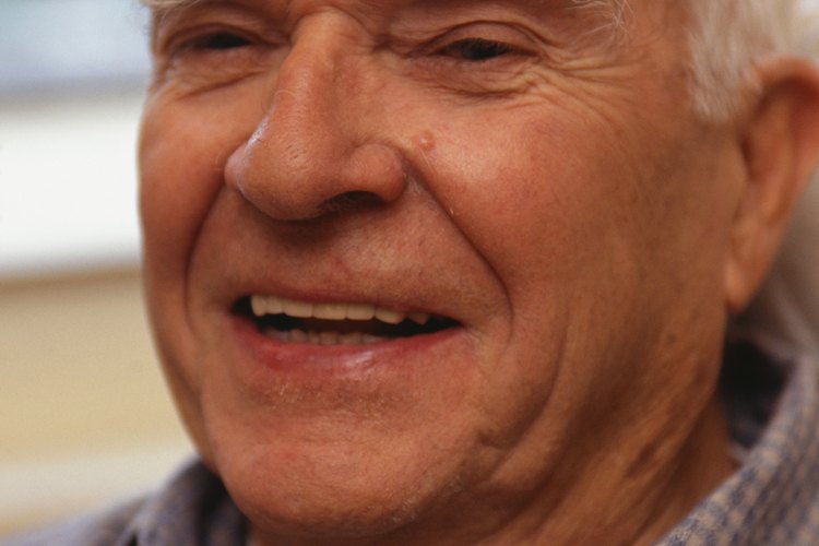 Recorta y dale forma a las cejas de los hombres.