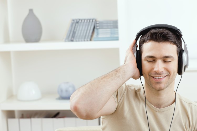 Joven escuchando música.
